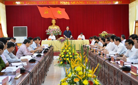 นายกรัฐมนตรีเหงียนเติ๊นหยุงหารือกับผู้บริหารจังหวัดเอียนบ๊าย